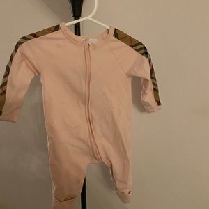 Burberry set pink bodysuit, hat, and big size 1 month